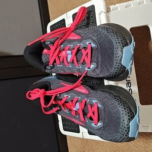 like new Brooks Divide 3 size 8.5